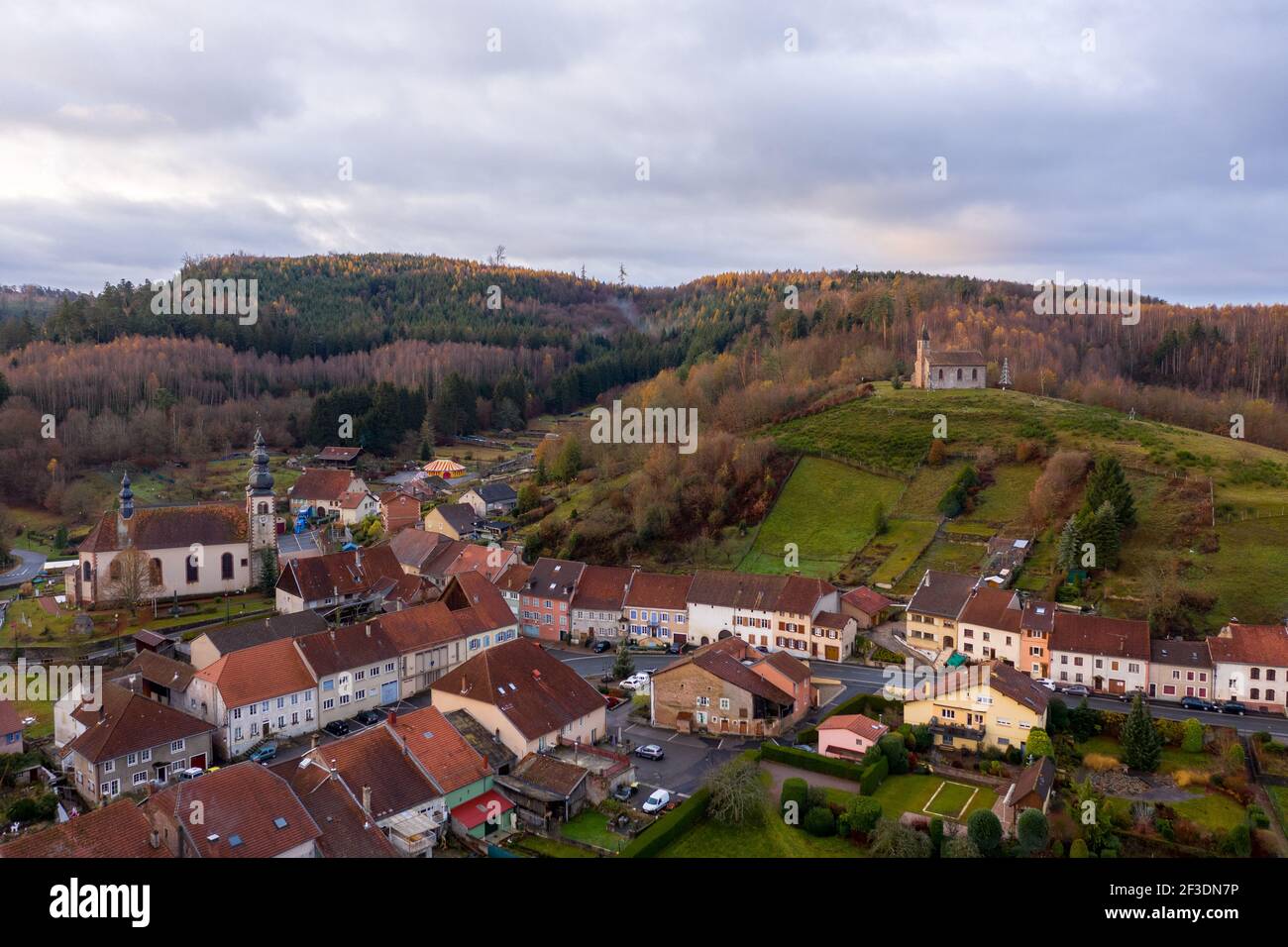 Drohne Blick auf ruhige Wohnimmobilien von Saint Quirin, moselle, Frankreich Stockfoto