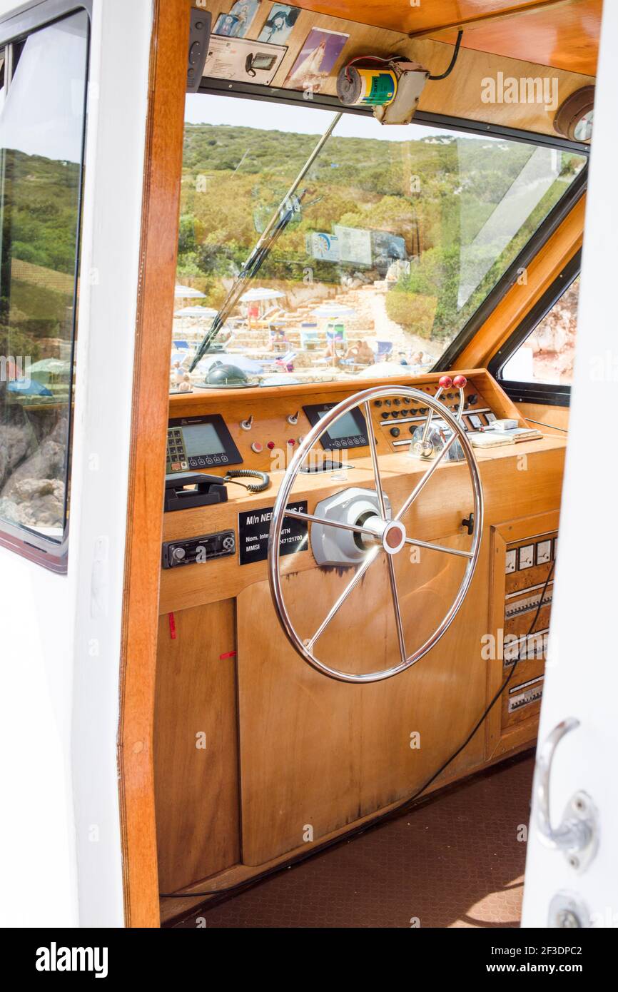 Holzcockpit eines Motorbootes in Sardinien Stockfoto