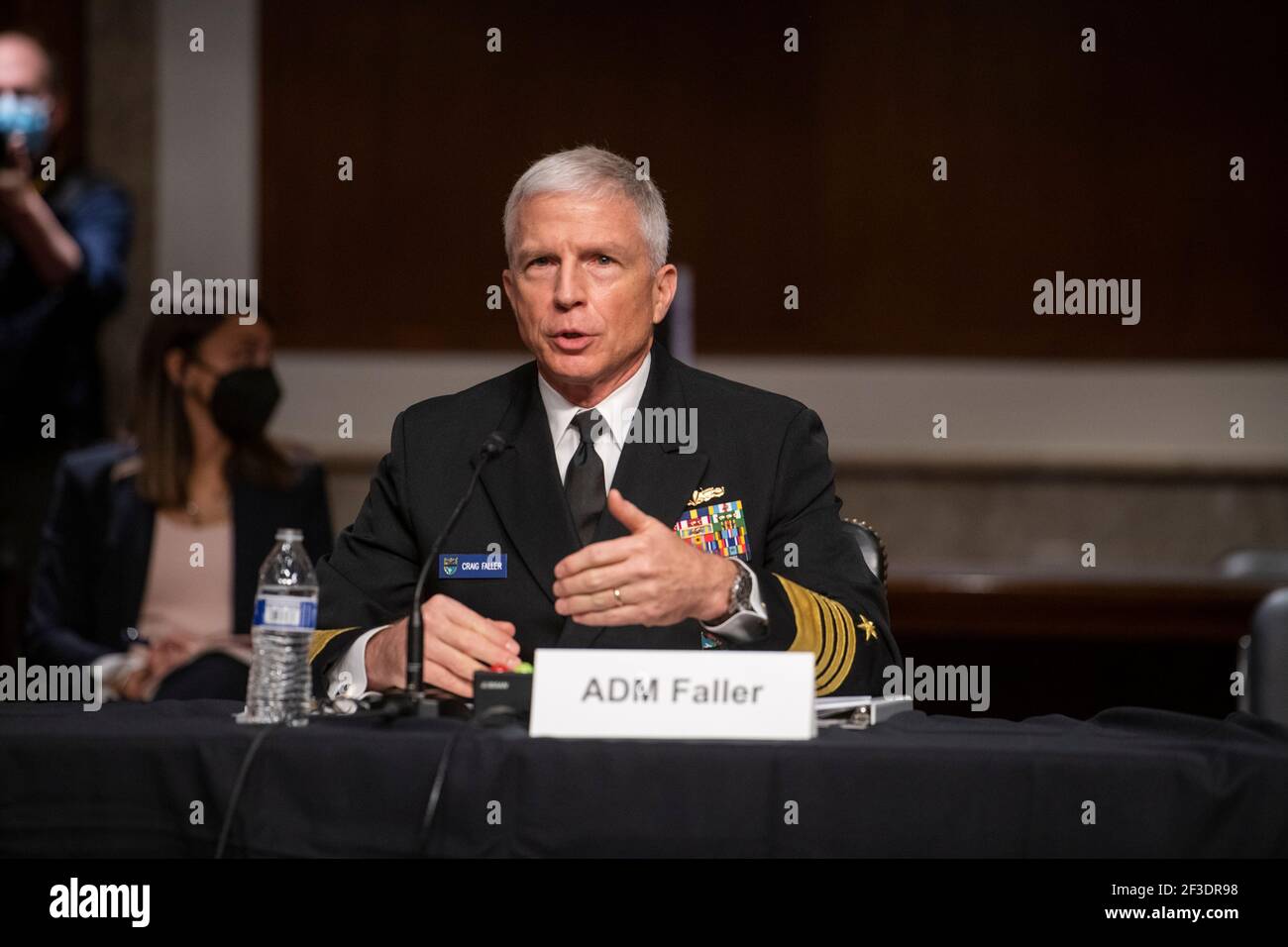 Admiral Craig S. Faller, USN, Kommandant, United States Southern Command erscheint während einer Anhörung des Senatsausschusses für bewaffnete Dienste, um das United States Southern Command und das United States Northern Command im Rahmen der Überprüfung des Antrags auf Genehmigung der Verteidigung für das Geschäftsjahr 2022 und das zukünftige Verteidigungsprogramm im Dirksen Senate Office Building in Washington, DC, zu untersuchen. März 16, 2021. Kredit: Rod Lampey/CNP /MediaPunch Stockfoto