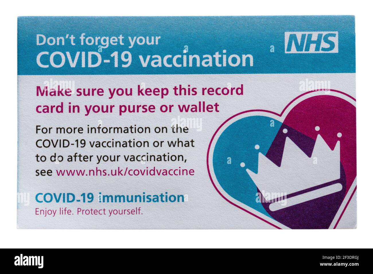 COVID-19-Impfkarte ausgestellt vom NHS isoliert auf weißem Hintergrund - covid-Impfstoffkarte Stockfoto