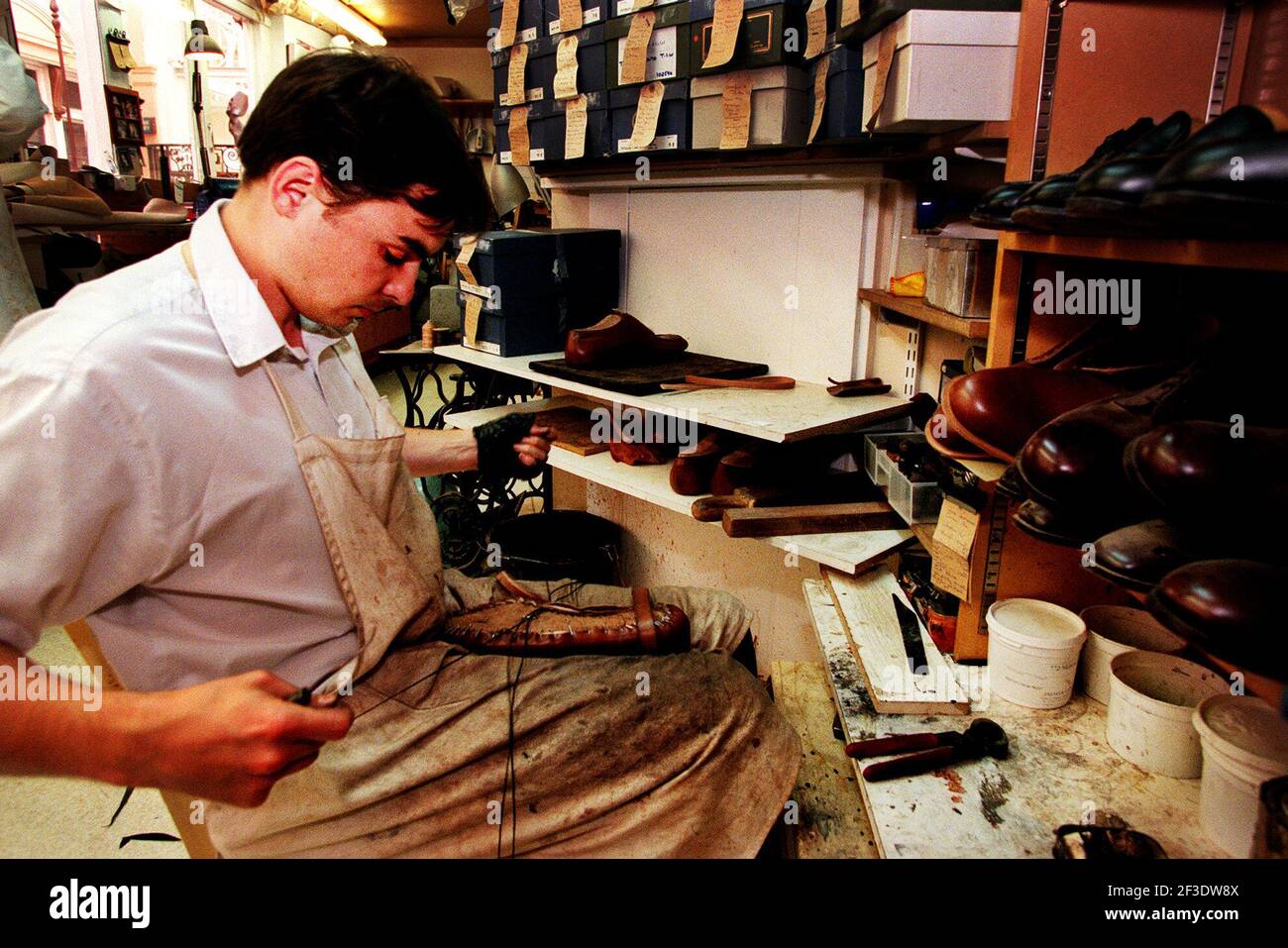 ANDREW COOK ARBEITET IN DER WERKSTATT VON G.J. GESCHICKT IN DER NÄHE DER ALTEN BOND STREET, HERSTELLER VON SCHUHEN FÜR DIE REICHEN UND BERÜHMTEN EINSCHLIESSLICH JOHN MAJOR. FOTO VON MARK CHILVERS. 9/8/00 Stockfoto