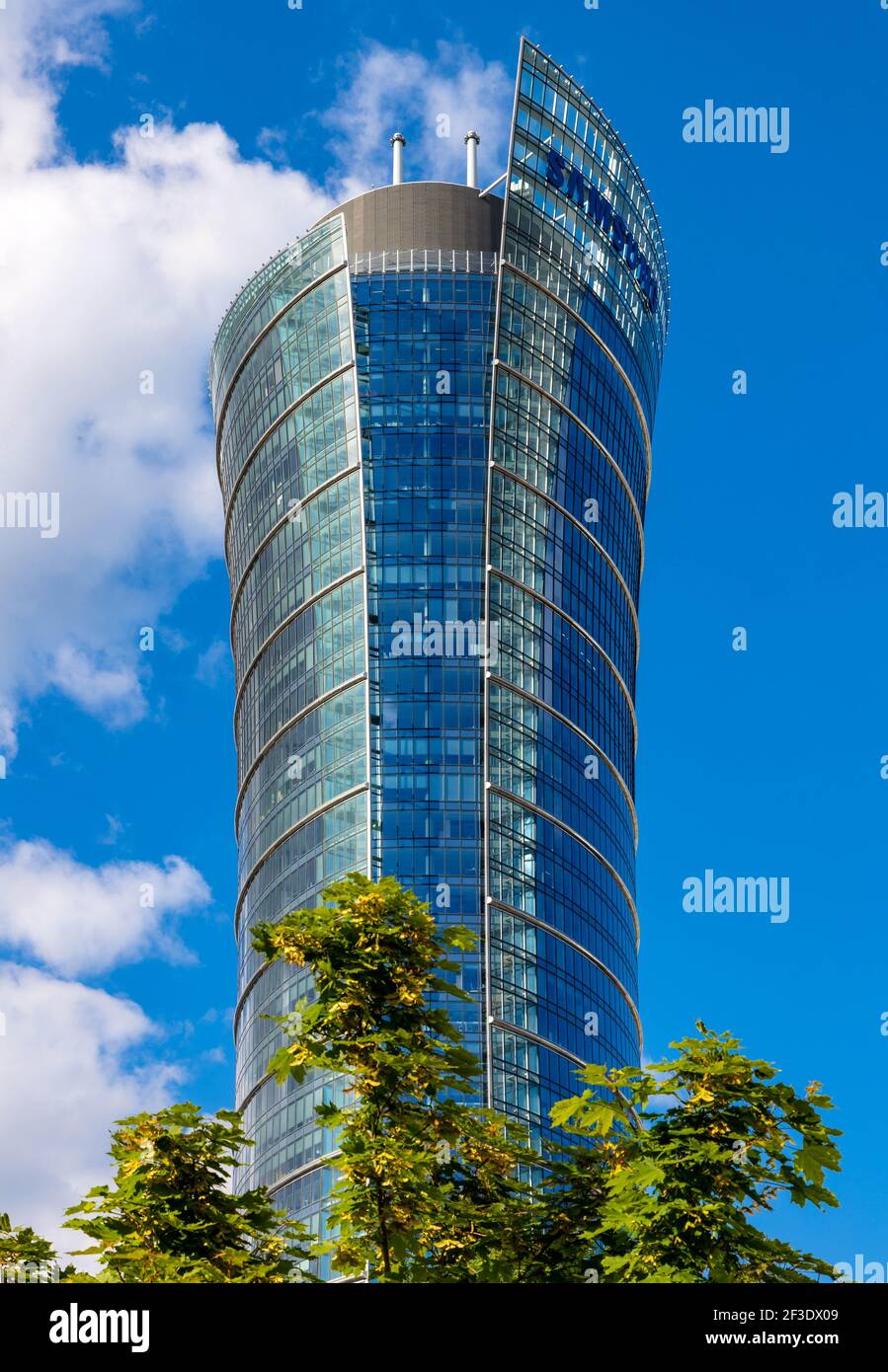 Warschau, Polen - 22. Mai 2020: Warsaw Spire Büroturm der Immofinanz auf dem Europejski Platz im Wola Geschäftsviertel von Warschau Stockfoto