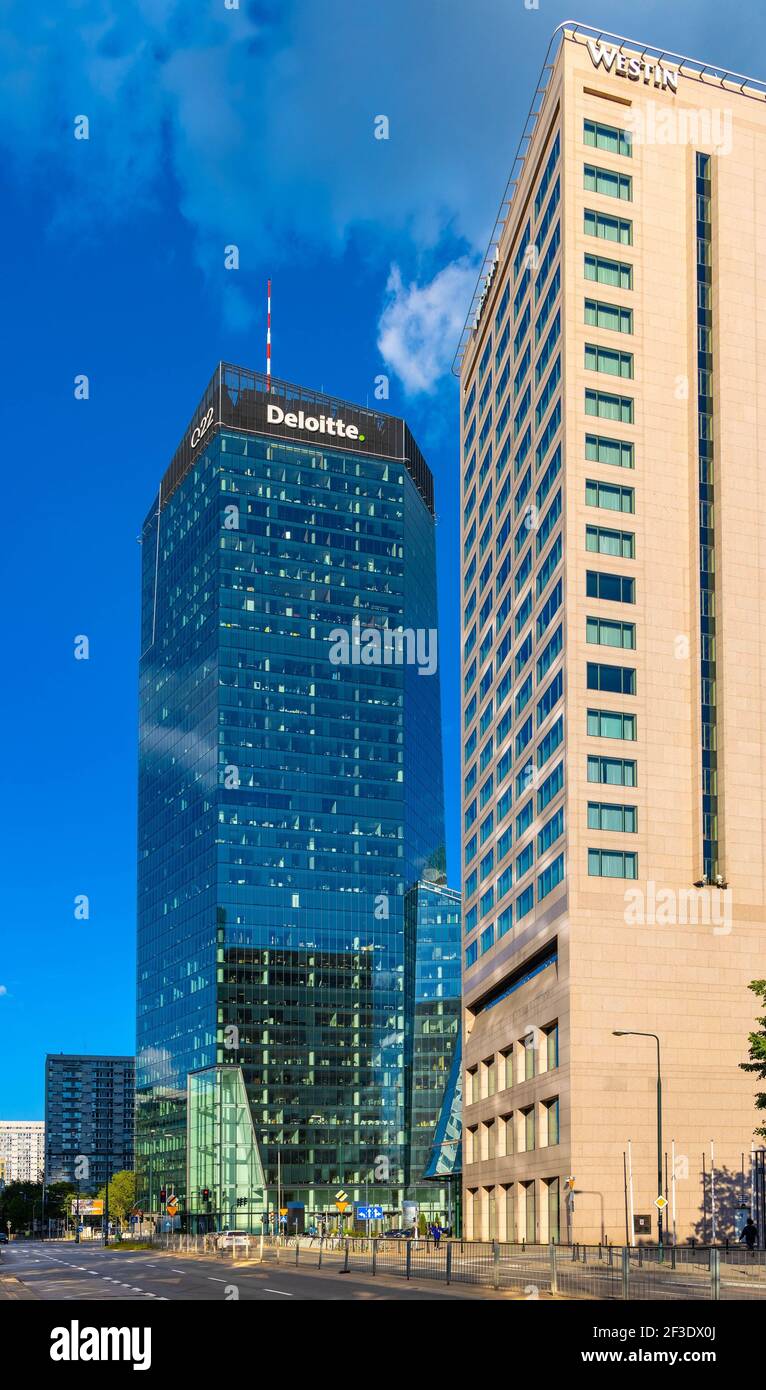 Warschau, Polen - 22. Mai 2020: Downtown-Geschäftsviertel mit Q22 Tower und Westin Hotel an der Kreuzung Johannes Paul II. Und Grzybowska Straße Stockfoto