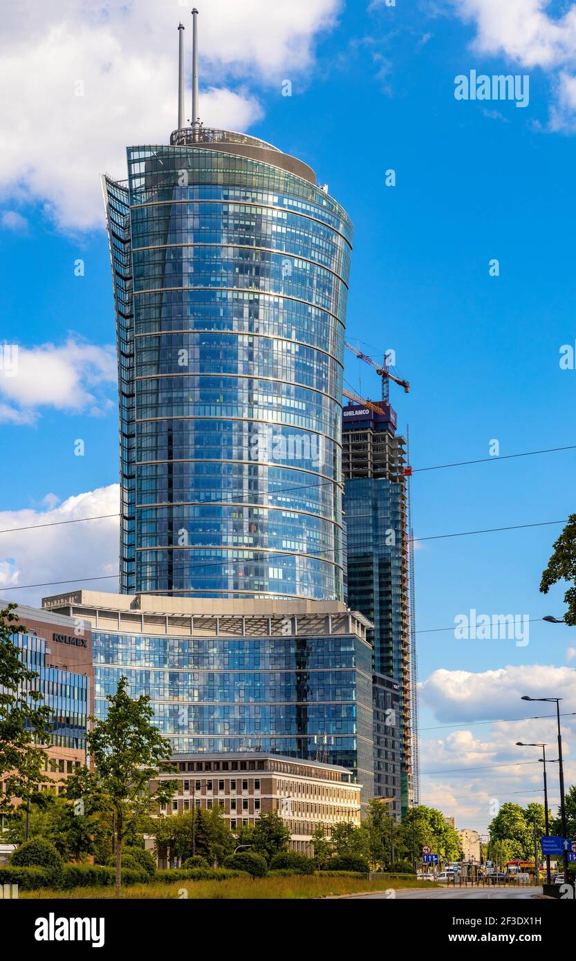Warschau, Polen - 22. Mai 2020: Warsaw Spire Büroturm der Immofinanz auf dem Europejski Platz im Wola Geschäftsviertel von Warschau Stockfoto