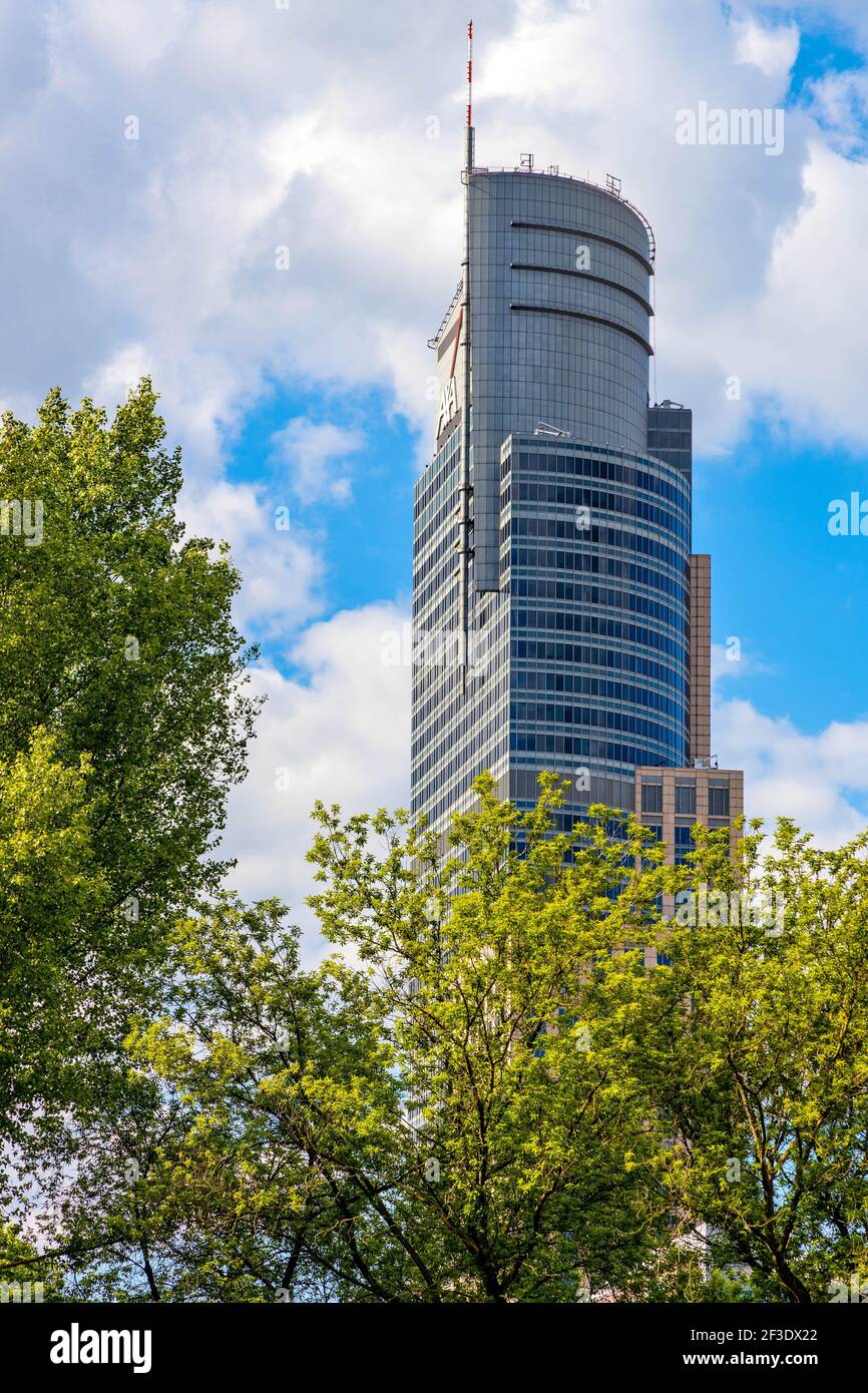 Warschau, Polen - 22. Mai 2020: Warschau Trade Tower Büro Wolkenkratzer in Chlodna Straße in Wola Geschäftsviertel von Warschau Stockfoto