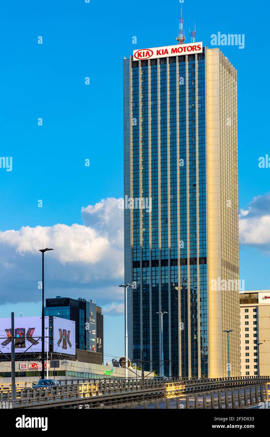 Warschau, Polen - 22. Mai 2020: Intraco II - Büroturm Elektrim in der Chalubinskiego 8 Straße im Geschäftsviertel Srodmiescie von Warschau Stockfoto