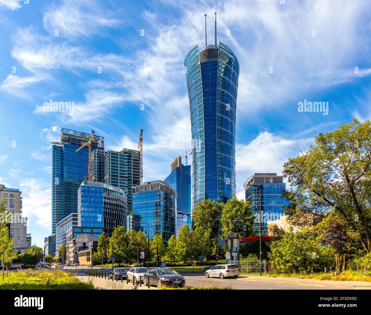 Warschau, Polen - 22. Mai 2020: Warsaw Spire Büroturm der Immofinanz in der Höhe über dem Geschäftsviertel Wola in Warschau Stockfoto