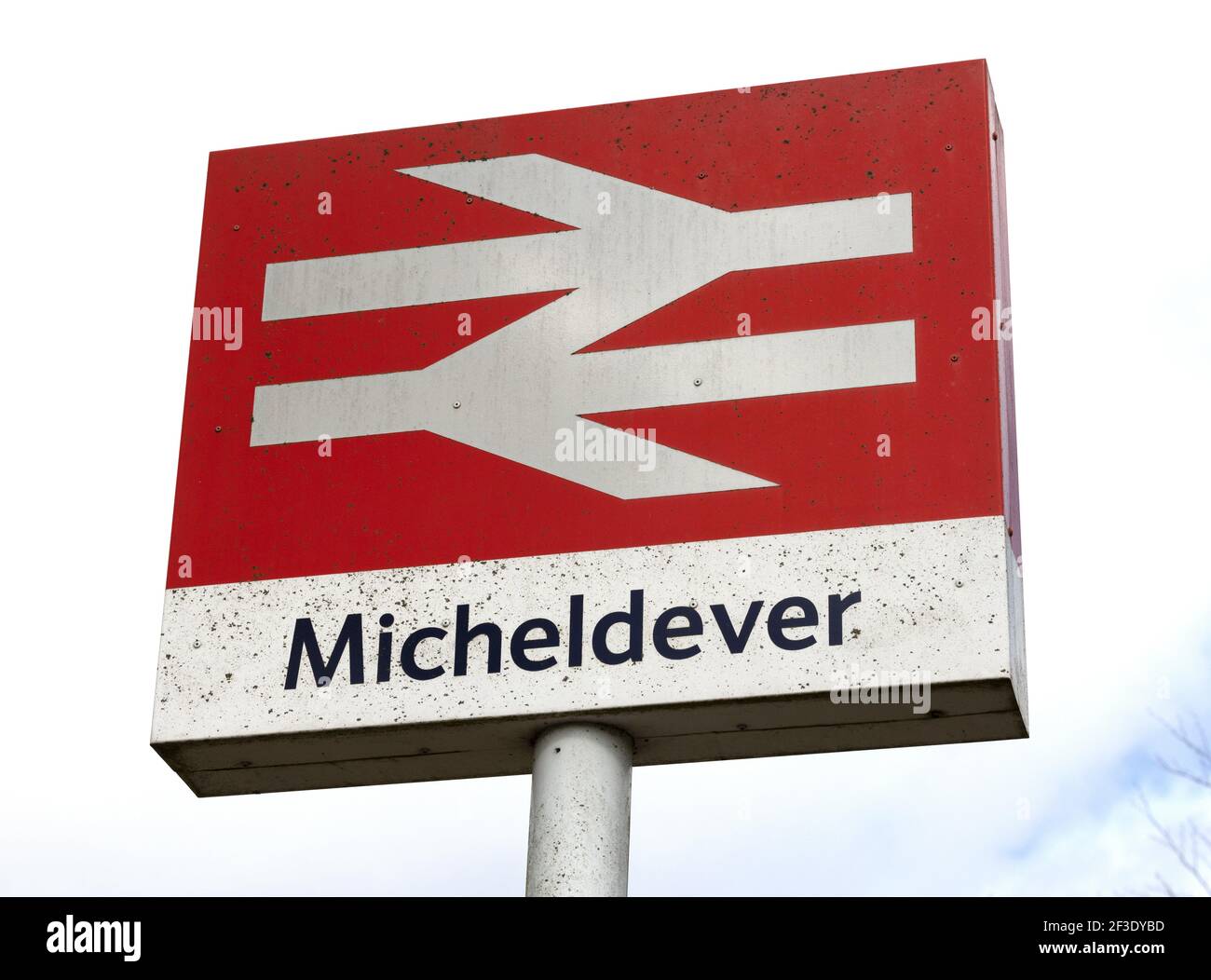 Namensschild des britischen Bahnhofs bei Micheldever, Hampshire, England, Großbritannien Stockfoto