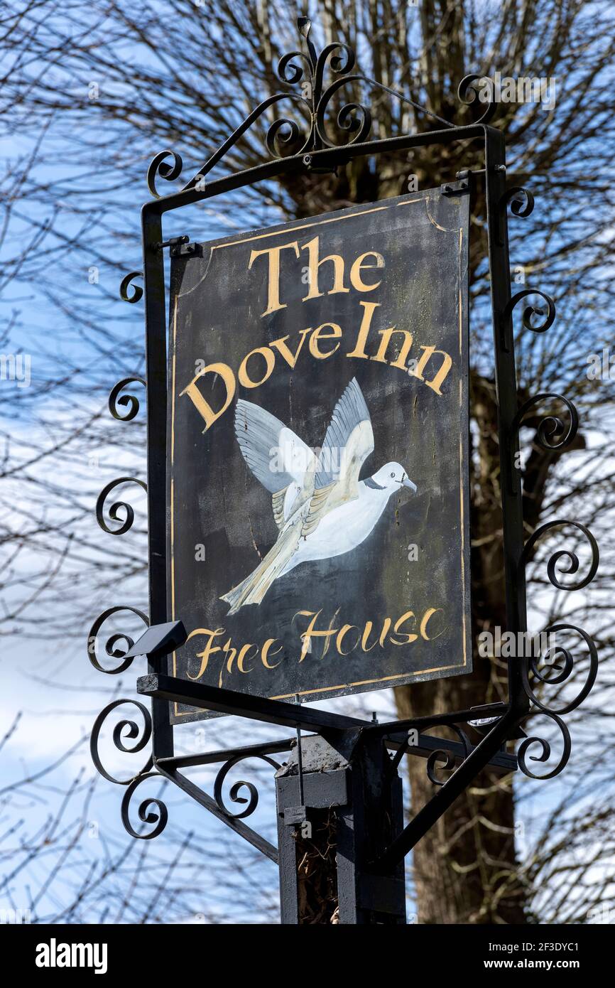 Traditionelles hängende Pub-Schild am Dove Inn - öffentliches Haus - Micheldever Station, Hampshire, England, Großbritannien Stockfoto