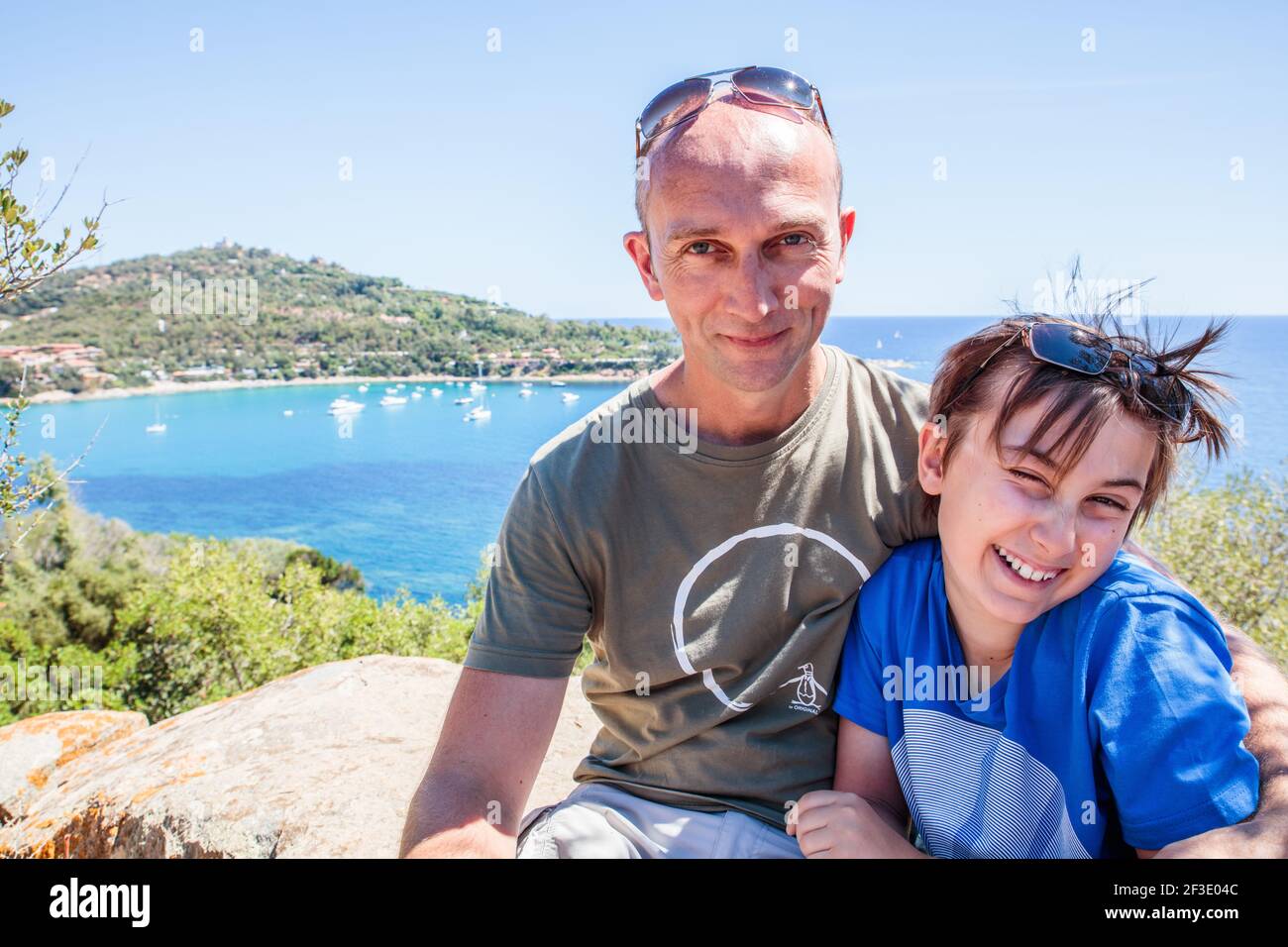 Vater und Sohn im Urlaub an der Küste in Sardinien Stockfoto