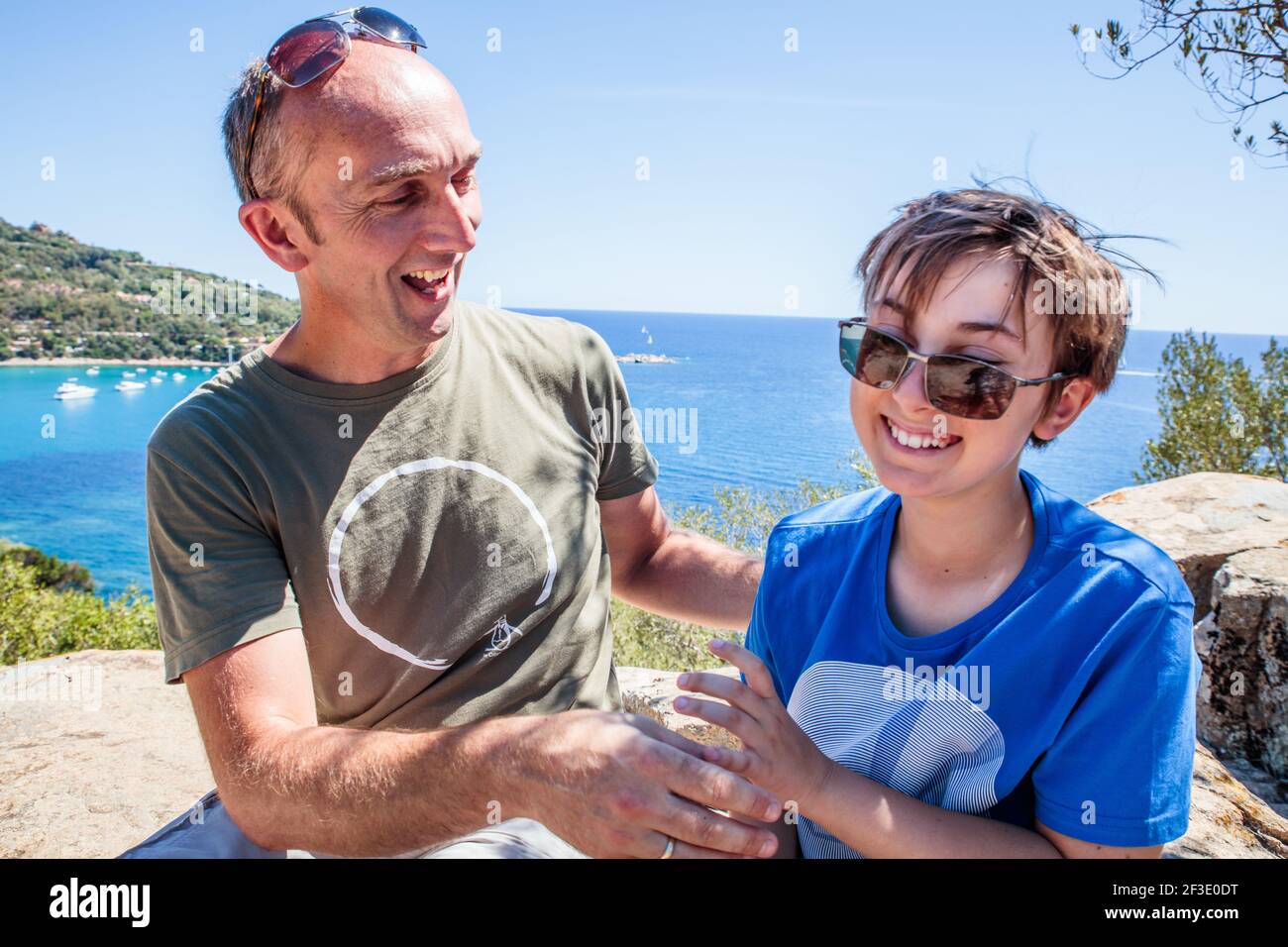 Vater und Sohn im Urlaub an der Küste in Sardinien Stockfoto