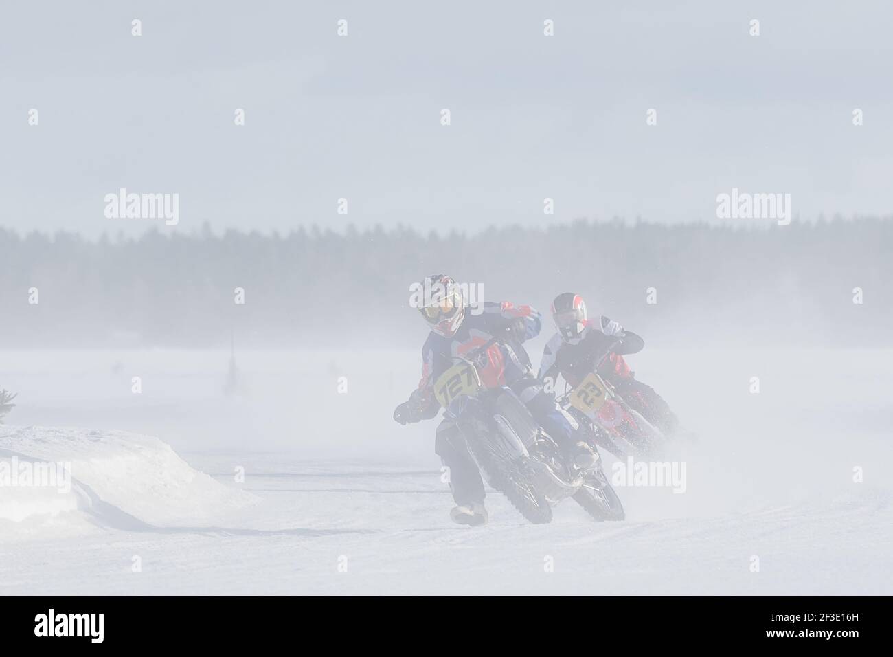 Ein Motorradfahrer Rennen auf Eis Strecke in der Mitte von Wirbelnder Schnee Stockfoto