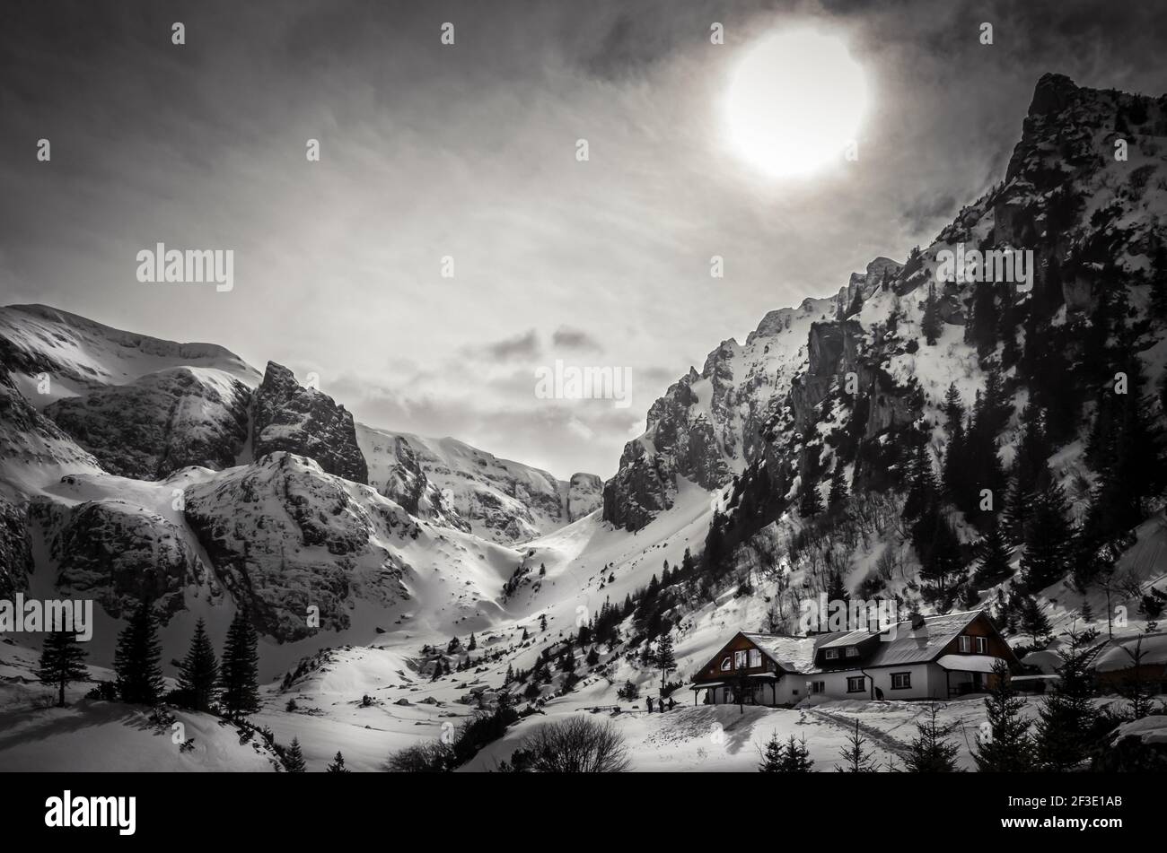 Malaiesti Chalet im Winter. Schöne Aussicht auf Malaesti Tal in Bucegi Berge, Karpaten Alpen, Rumänien Stockfoto
