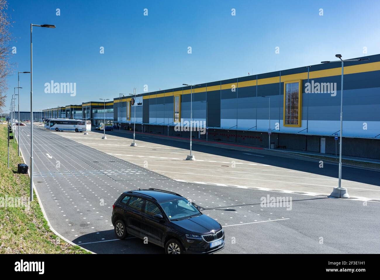 Schöne Luftansicht eines Amazon Logistik-/Distributionslagers oder -Zentrums. Farbenfrohe und malerische Industrieansicht Stockfoto