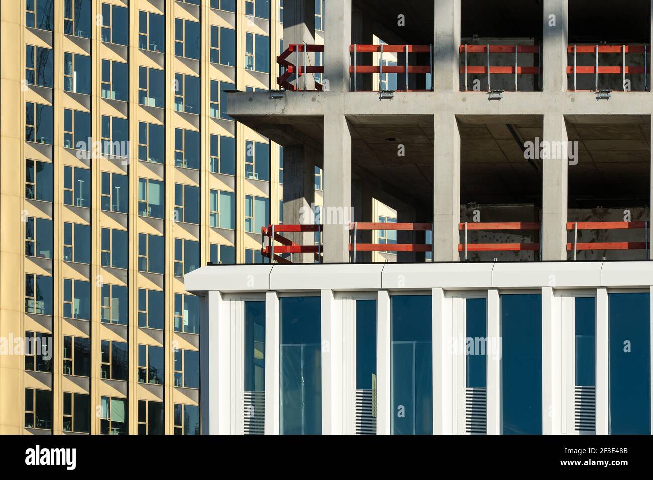 Nahaufnahme des Neubaus eines Wolkenkratzers. Im Hintergrund eine Fassade eines älteren Wolkenkratzers. Moderne Architektur. Stockfoto
