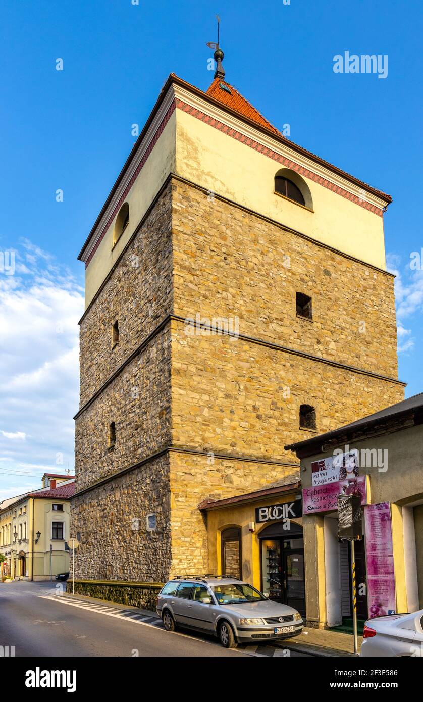Zywiec, Polen - 30. August 2020: Steinerner Glockenturm - Kamienna Dzwonnica - neben der Kathedrale der Geburt der seligen Jungfrau Maria in Zywiec historische Stadt c Stockfoto