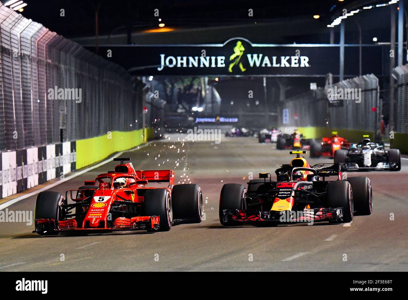 Start des Rennens. VETTEL Sebastian (ger), Scuderia Ferrari SF71H, überholt VERSTAPPEN Max (NED), Aston Martin Red Bull Tag Heuer RB14, Action während der Formel 1 Weltmeisterschaft 2018, Singapur Grand Prix vom 13. Bis 16. September in Singapur - Foto DPPI Stockfoto