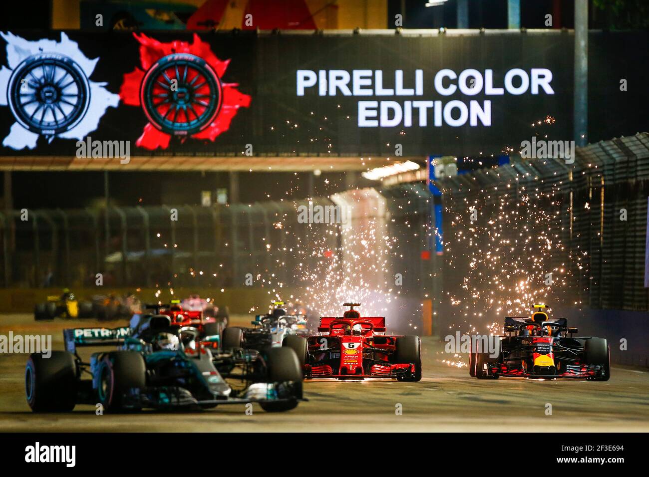 Start des Rennens. VETTEL Sebastian (ger), Scuderia Ferrari SF71H, überholt VERSTAPPEN Max (NED), Aston Martin Red Bull Tag Heuer RB14, Action während der Formel 1 Weltmeisterschaft 2018, Singapur Grand Prix vom 13. Bis 16. September in Singapur - Foto DPPI Stockfoto