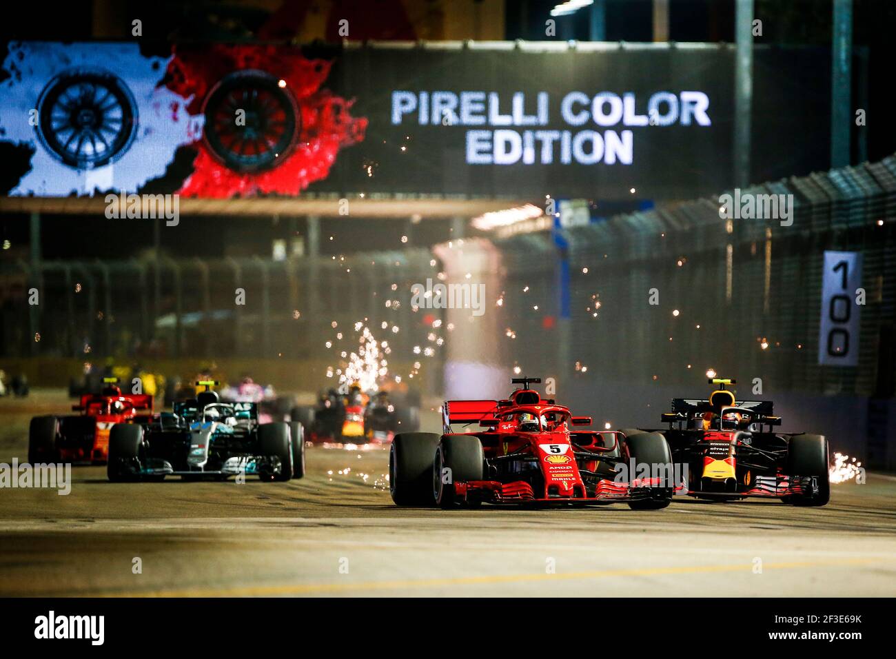 Start des Rennens. VETTEL Sebastian (ger), Scuderia Ferrari SF71H, überholt VERSTAPPEN Max (NED), Aston Martin Red Bull Tag Heuer RB14, Action während der Formel 1 Weltmeisterschaft 2018, Singapur Grand Prix vom 13. Bis 16. September in Singapur - Foto DPPI Stockfoto