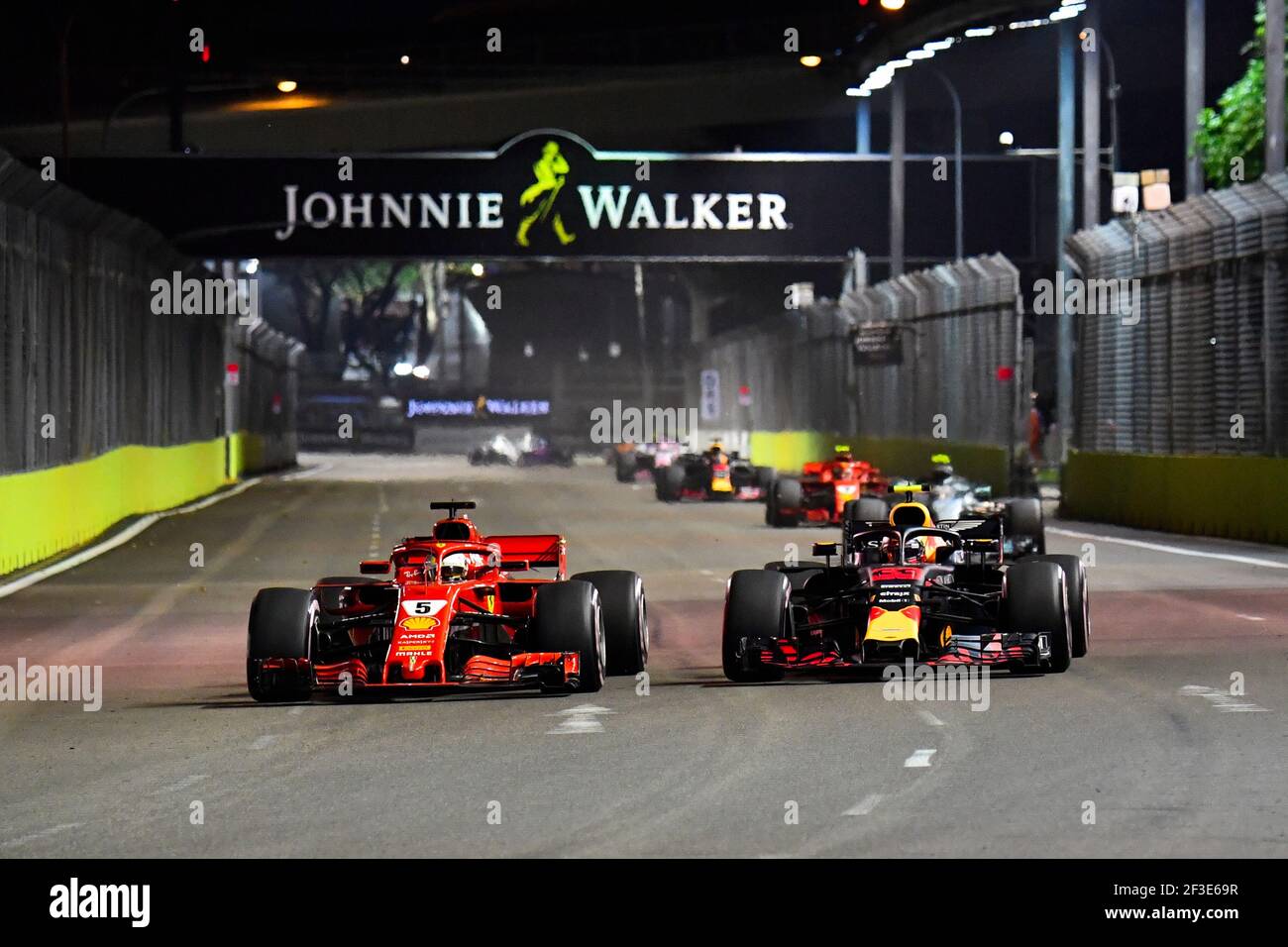 Start des Rennens. VETTEL Sebastian (ger), Scuderia Ferrari SF71H, überholt VERSTAPPEN Max (NED), Aston Martin Red Bull Tag Heuer RB14, Action während der Formel 1 Weltmeisterschaft 2018, Singapur Grand Prix vom 13. Bis 16. September in Singapur - Foto DPPI Stockfoto
