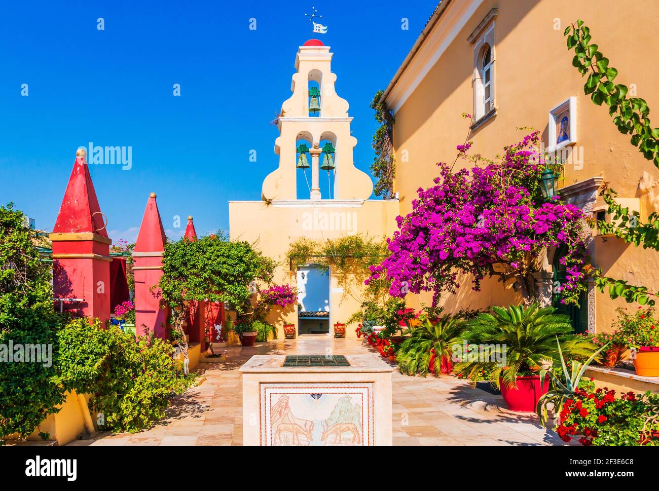 Korfu, Griechenland. Innenhof des Klosters Theotokos auch als Paleokastritsa Kloster bekannt. Stockfoto