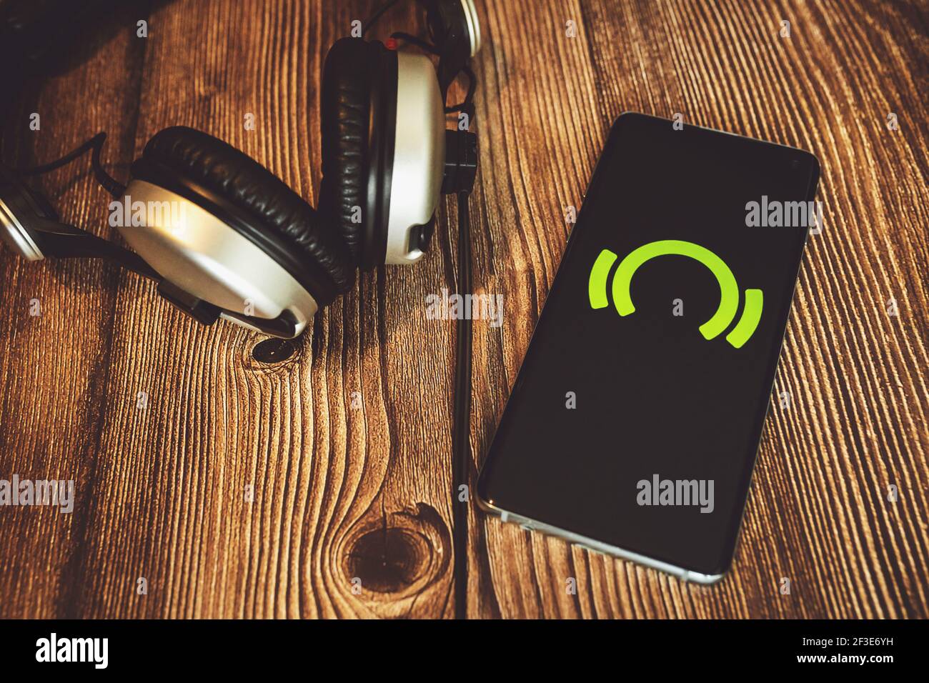 Headphones music store -Fotos und -Bildmaterial in hoher Auflösung – Alamy