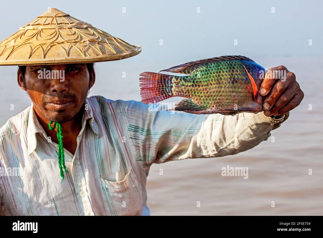 Der Fischer zeigt einen gefangenen Fisch, Inle Lake, Myanmar Stockfoto