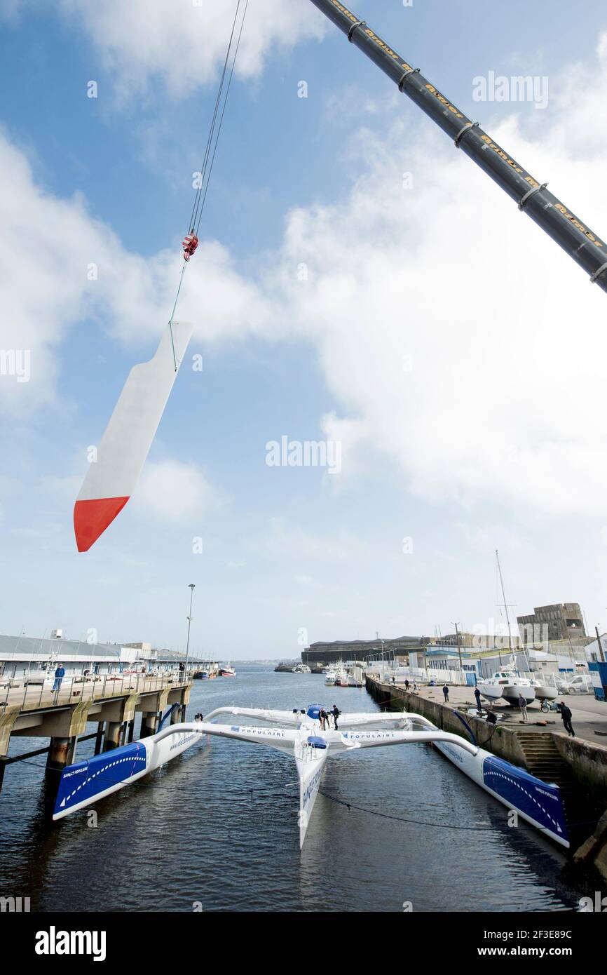 SEGELN - MAXI SOLO TRIMARAN BANQUE POPULAIRE VII - START - LORIENT (FRA) - 15/04/2013 - FOTO VINCENT CURUTCHET / DUNKLER RAHMEN / DPPI - MISE A L'EAU Stockfoto