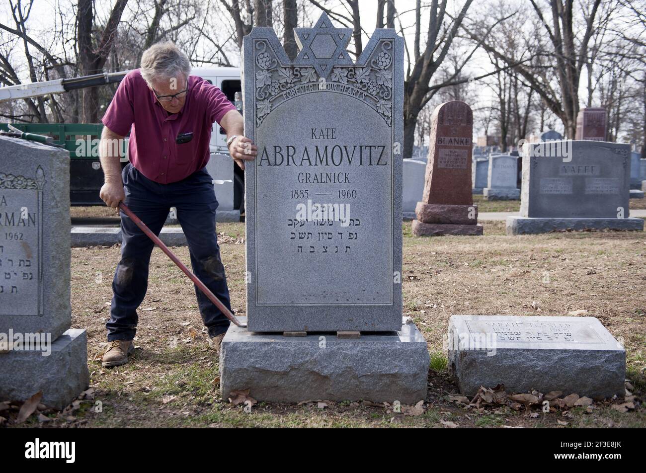 Chesed Shel Emeth Friedhof in University City, Missouri USA zerstört. Stockfoto