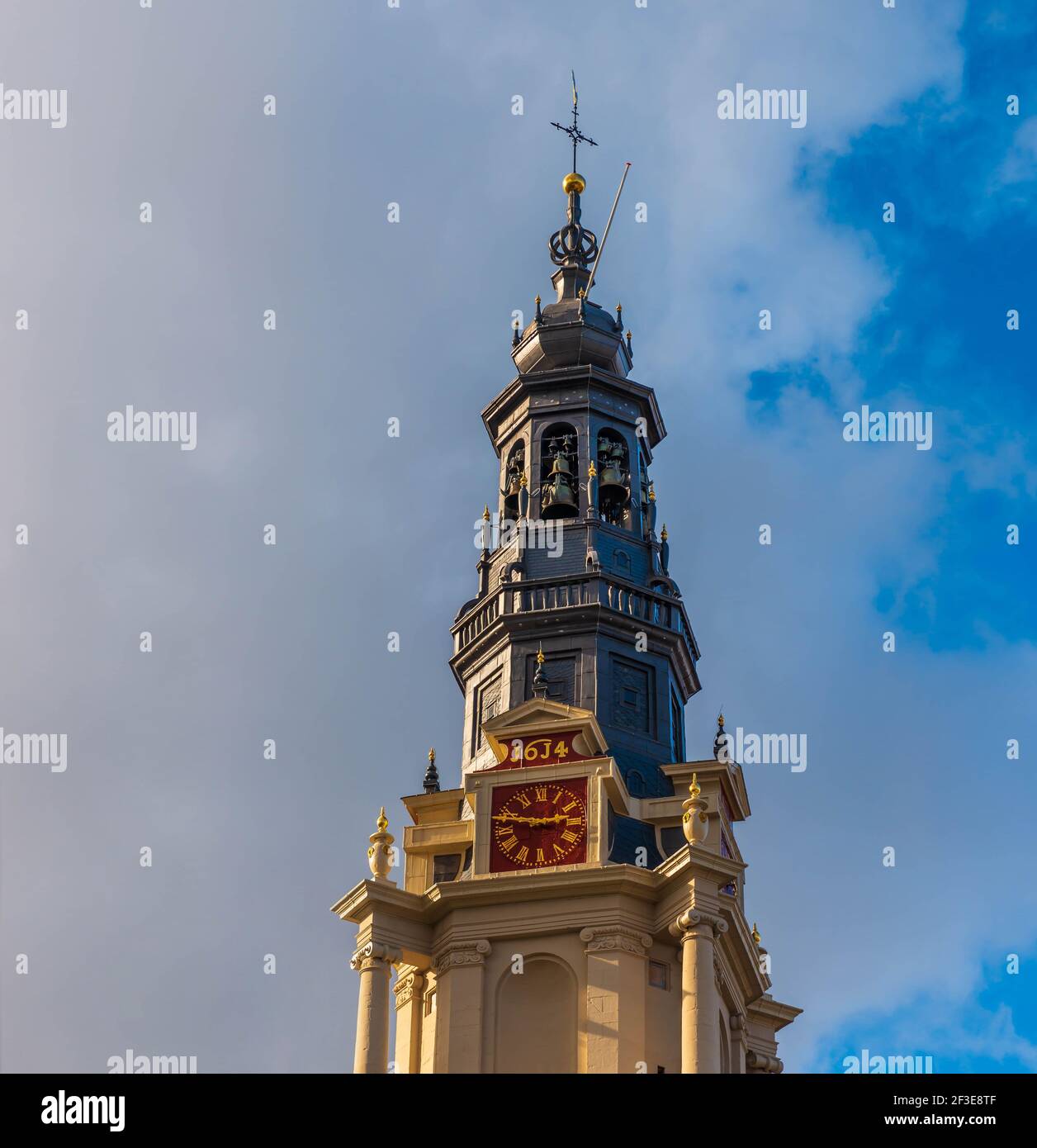 Der Glockenturm von Zuiderkerk (Südkirche) ist eine protestantische Kirche aus dem 17th. Jahrhundert im Amsterdamer Stadtteil Nieuwmarkt. Niederlande. Stockfoto