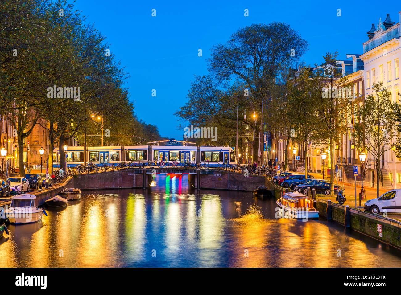 kanal bei Nacht in Amsterdam in Holland, Niederlande Stockfoto