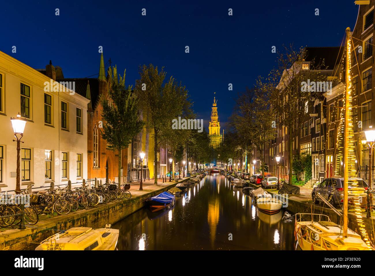 kanal bei Nacht in Amsterdam in Holland, Niederlande Stockfoto