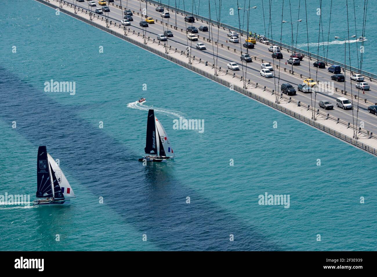 SEGELN - EXTREME 40 SEGELSERIE 2012 - ISTANBUL (TUR) - 07 BIS 10/06/2012 - FOTO VINCENT CURUTCHET / DUNKEL RAHMEN / DPPI - TAG 3 - ILLUSTRATION FUHRPARK - LUFTAUFNAHME - GROUPE EDMOND DE ROTHSCHILD (FRA) / SKIPPER / PIERRE PENNEC - ZOULOU (FRA) / SKIPPER / ERIK MARIS UND LOICK PEYRON Stockfoto