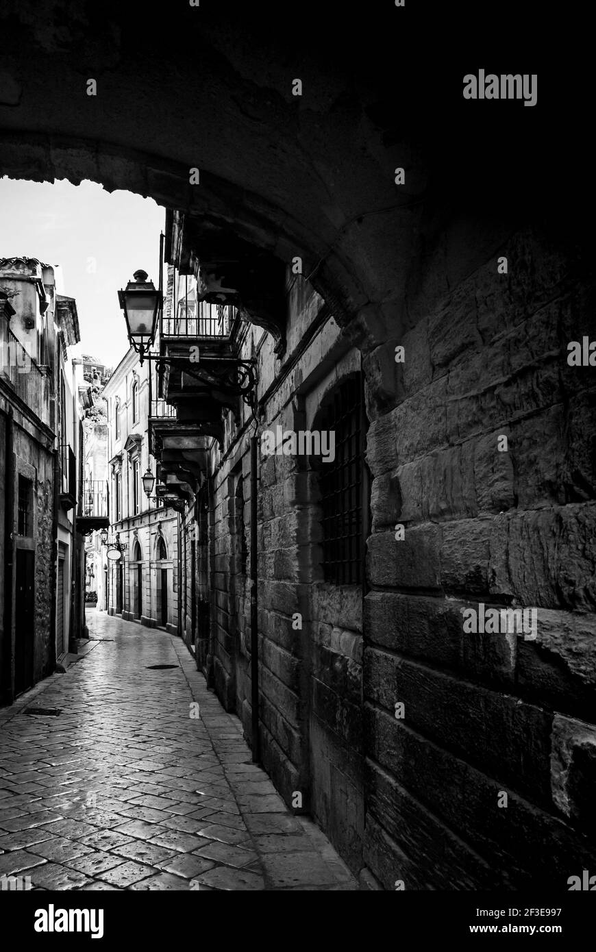 Eine monochrome Aufnahme von schönen engen Gassen der Altstadt Ragusa dunklen Tunnel, Italien Stockfoto