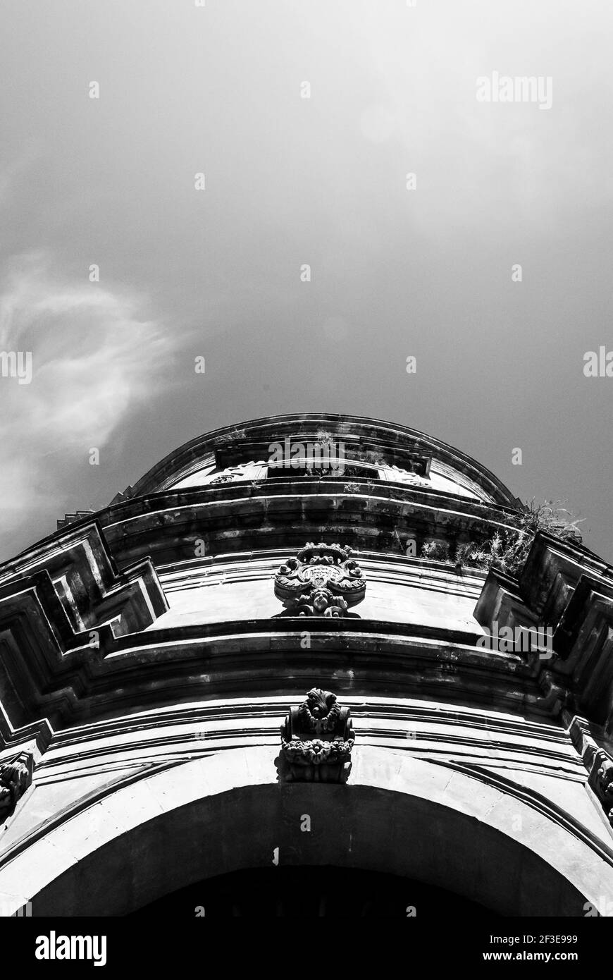 Eine einfarbige Aufnahme eines runden Gebäudes mit einzigartigen architektonischen Lösungen in Ragusa, Italien Stockfoto