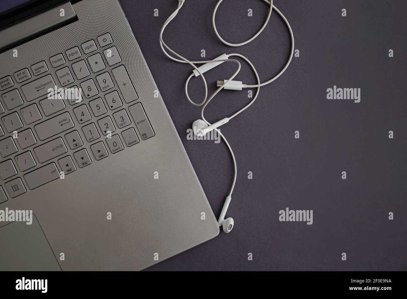 Laptop und Kopfhörer auf grauem Hintergrund Stockfoto