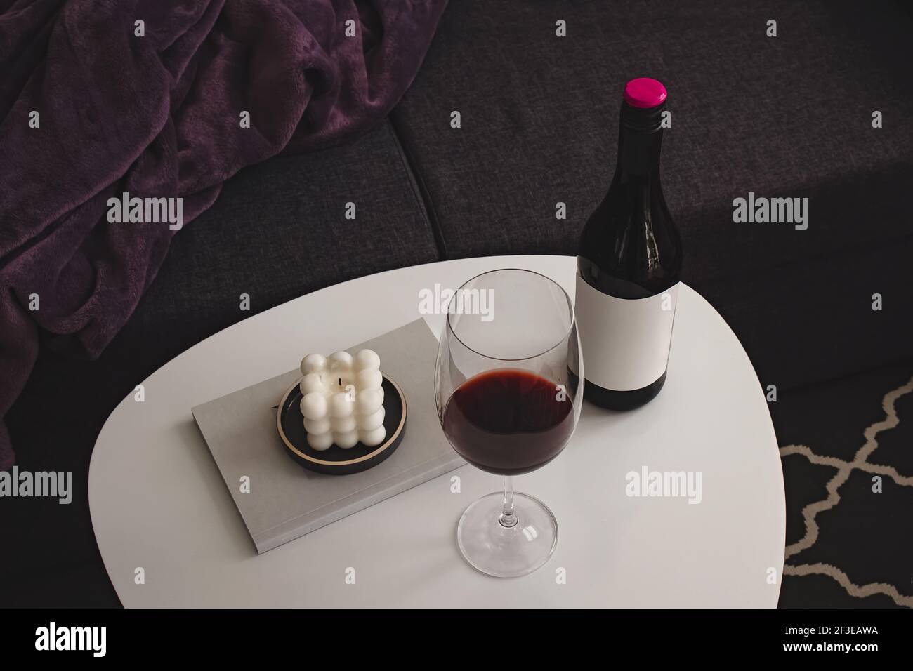 Rotwein auf dem Couchtisch Stockfoto