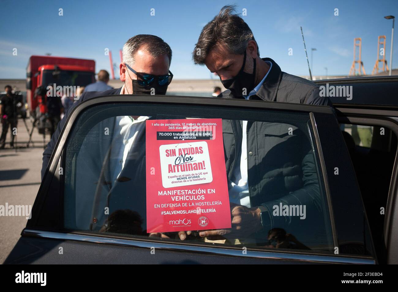 Malaga, Spanien. März 2021, 16th. Während der Demonstration klebten die Demonstranten ein Plakat auf ein Auto. Gastgewerbekarawane protestieren mit der Forderung nach Zuschüssen und finanziellen Maßnahmen für den Lebensunterhalt des Sektors und garantieren Tausende von Arbeitsplätzen. Nachdem die Coronavirus-Pandemie vor einem Jahr begann, mussten viele Unternehmen schließen, um sich dem Verlust von Einkommen und Arbeitsplätzen zu stellen. (Foto von Jesus Merida/SOPA Images/Sipa USA) Quelle: SIPA USA/Alamy Live News Stockfoto