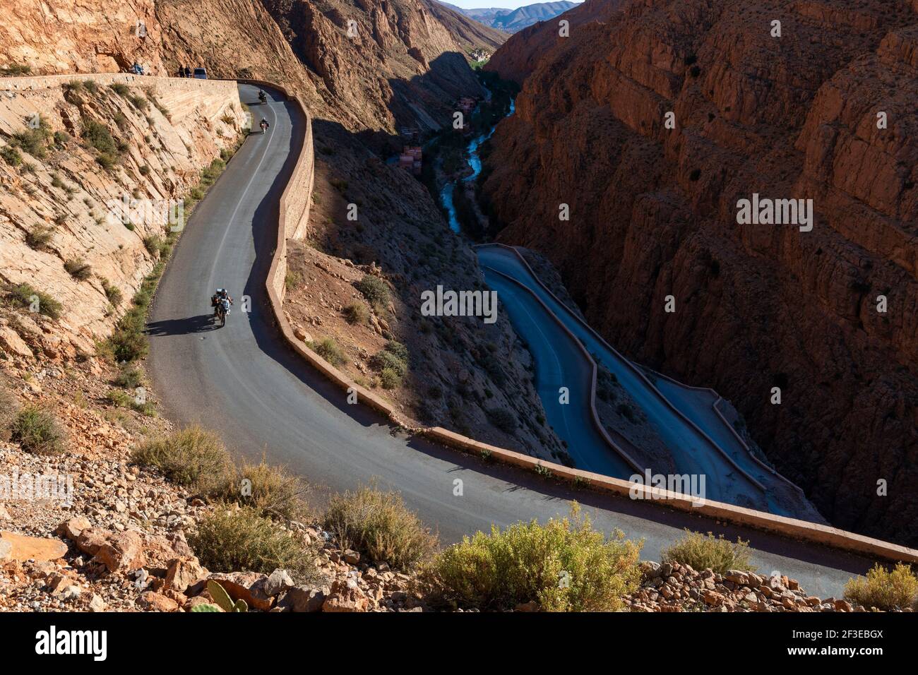 Dades Gorge, Marokko - 13. April 2016: Motorräder am Tisdrine Pass in die Dades Gorge, in Marokko. Stockfoto