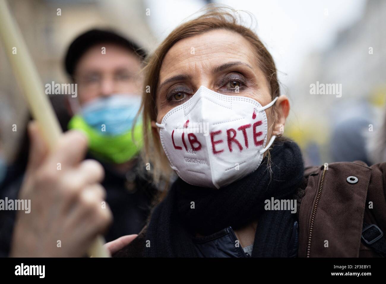 Ein Protestler trägt eine Maske mit der Aufschrift "Freiheit" während einer Demonstration von Gegnern des "Globalen Sicherheitsgesetzes" vor dem französischen Senat in Paris am 16. März 2021. Ein globales Sicherheitsgesetz wurde von der französischen Regierung vorgelegt, um die Identität von Polizeibeamten zu schützen. Foto von Raphaël Lafargue/ABACAPRESS.COM Stockfoto
