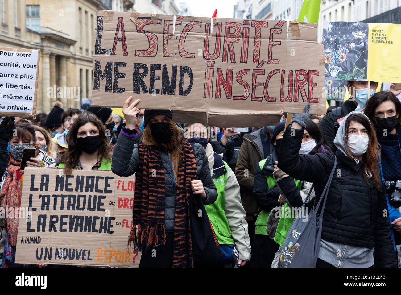 Demonstranten halten am 16. März 2021 bei einer Demonstration von Gegnern des Gesetzes zur "globalen Sicherheit" vor dem französischen Senat in Paris Zeichen. Ein globales Sicherheitsgesetz wurde von der französischen Regierung vorgelegt, um die Identität von Polizeibeamten zu schützen. Foto von Raphaël Lafargue/ABACAPRESS.COM Stockfoto