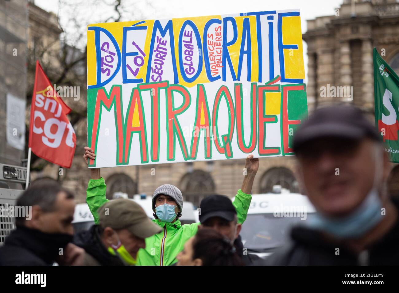 Demonstranten halten am 16. März 2021 bei einer Demonstration von Gegnern des Gesetzes zur "globalen Sicherheit" vor dem französischen Senat in Paris Zeichen. Ein globales Sicherheitsgesetz wurde von der französischen Regierung vorgelegt, um die Identität von Polizeibeamten zu schützen. Foto von Raphaël Lafargue/ABACAPRESS.COM Stockfoto