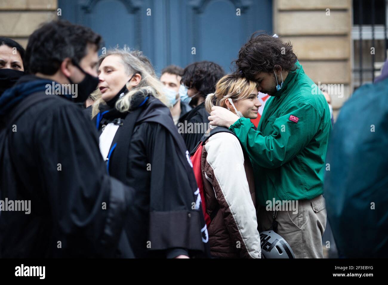 Ein paar Liebhaber umarmen sich während einer Demonstration von Gegnern des "Global Security"-Gesetzes vor dem französischen Senat in Paris am 16. März 2021. Ein globales Sicherheitsgesetz wurde von der französischen Regierung vorgelegt, um die Identität von Polizeibeamten zu schützen. Foto von Raphaël Lafargue/ABACAPRESS.COM Stockfoto