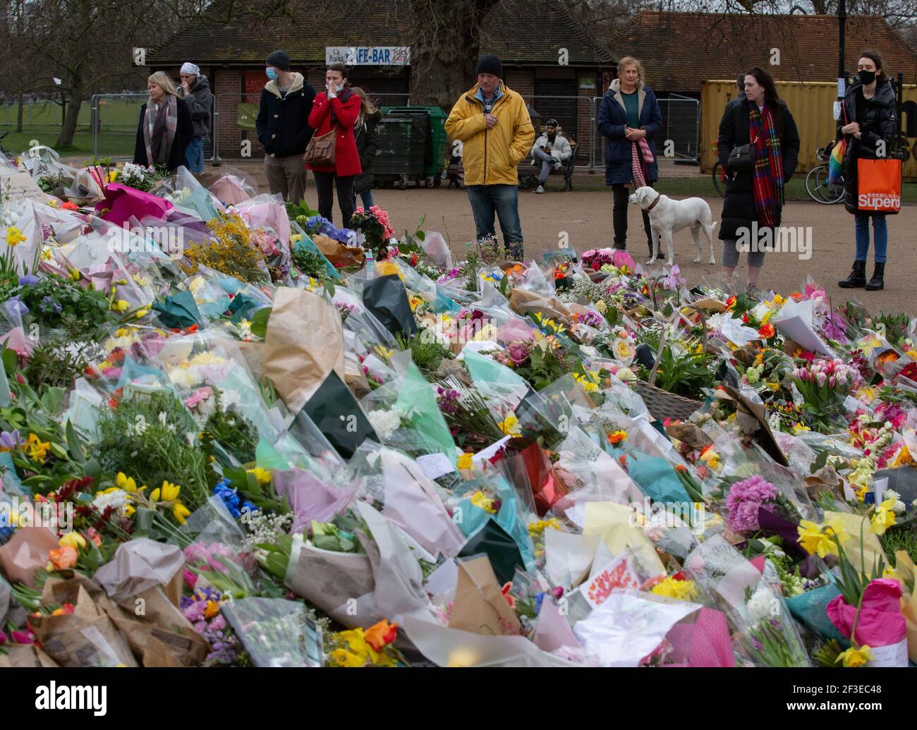 London, Großbritannien. März 2021, 16th. Die Menschen verlassen weiterhin Tribute und Blumen für Sarah Everard am Bandstand auf Clapham Common, der zu einem Schrein geworden ist. Sarah wurde zuletzt am 3rd. März gesehen. Ihre Leiche wurde in einem Bauersack in Woodland bei Ashord gefunden. PC Wayne Couzens erschien heute im Old Bailey via Videolink aus dem Belmarsh Gefängnis. Er wird im Oktober vor Gericht gehen. Kredit: Mark Thomas/Alamy Live Nachrichten Stockfoto
