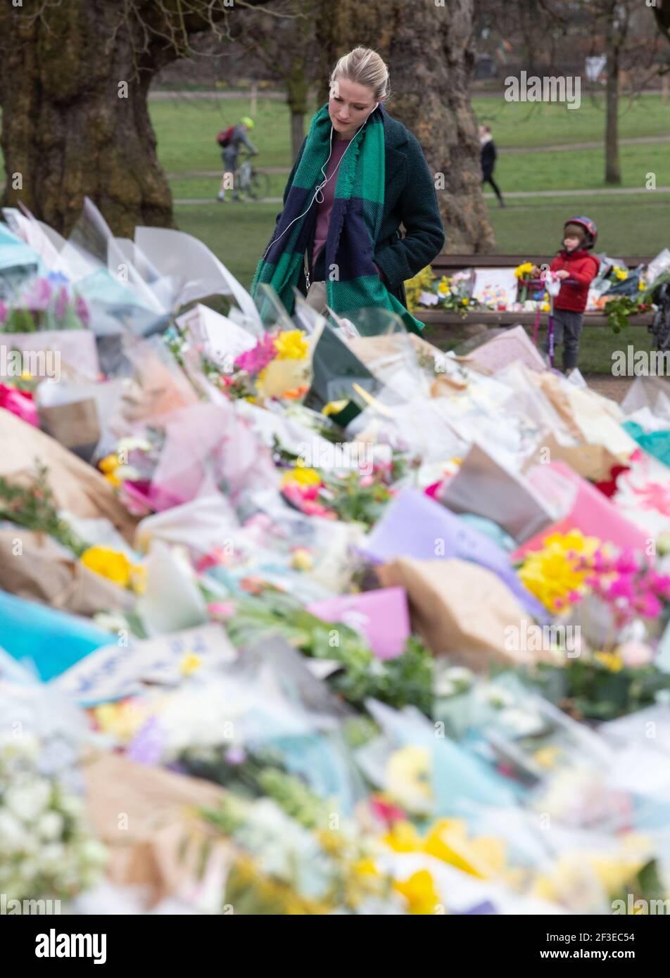 London, Großbritannien. März 2021, 16th. Die Menschen verlassen weiterhin Tribute und Blumen für Sarah Everard am Bandstand auf Clapham Common, der zu einem Schrein geworden ist. Sarah wurde zuletzt am 3rd. März gesehen. Ihre Leiche wurde in einem Bauersack in Woodland bei Ashord gefunden. PC Wayne Couzens erschien heute im Old Bailey via Videolink aus dem Belmarsh Gefängnis. Er wird im Oktober vor Gericht gehen. Kredit: Mark Thomas/Alamy Live Nachrichten Stockfoto