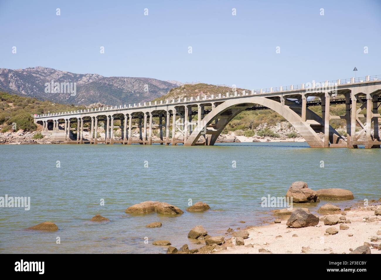 Brücke über den Wasserbehälter Stockfoto