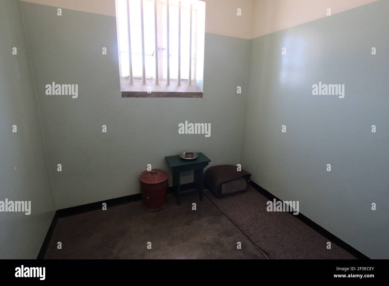 Die von Nelson Mandela besetzte Zelle im ehemaligen Gefängnis Auf Robben Island bei Kapstadt in Südafrika Stockfoto