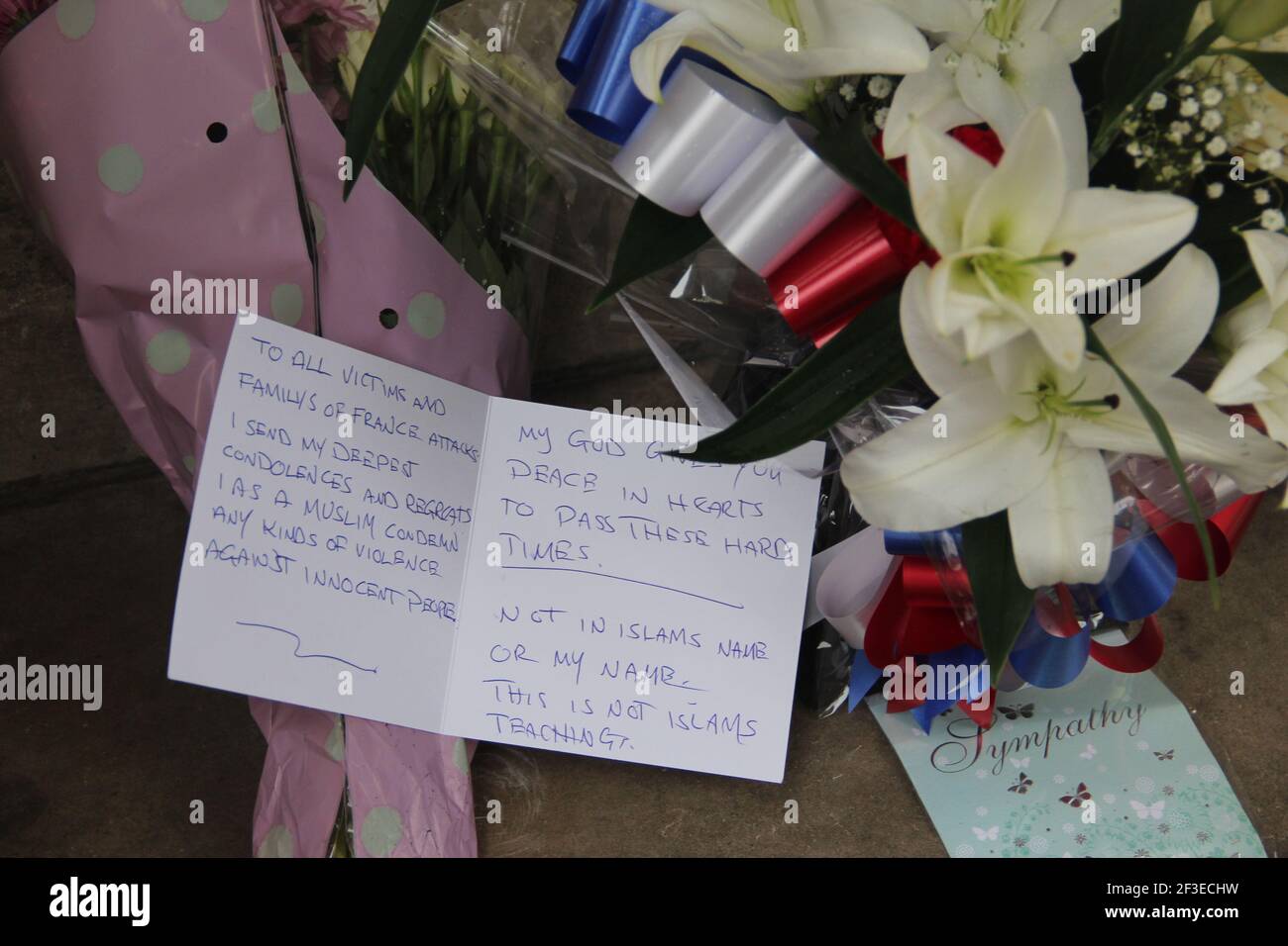 LONDON, Großbritannien - 14. NOVEMBER 2015: Blumen vor der französischen Botschaft in London nach Terroranschlägen in Paris. Stockfoto