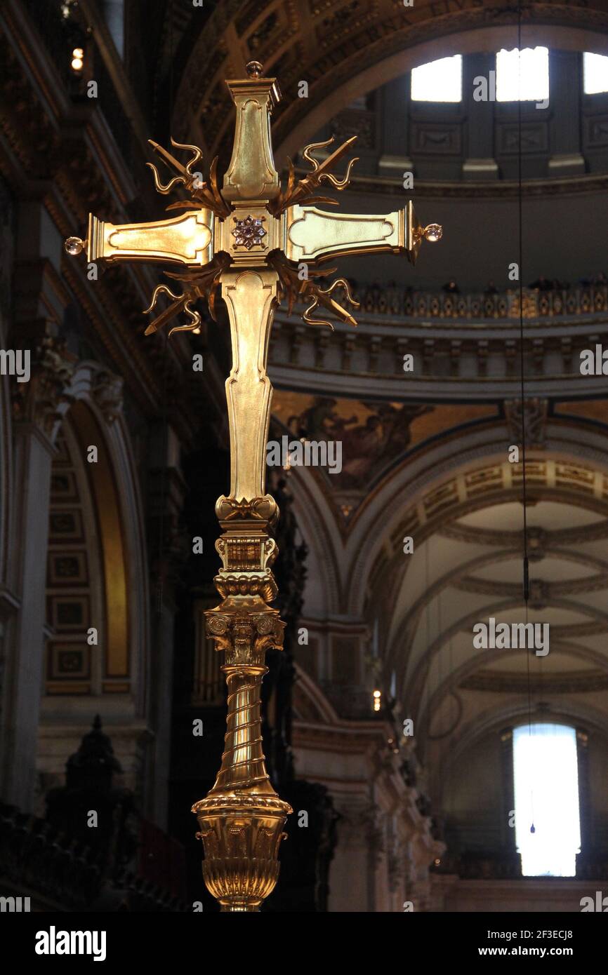 Ein Kreuz über dem Altar in der St. Paul's Cathedral in London, Großbritannien Stockfoto