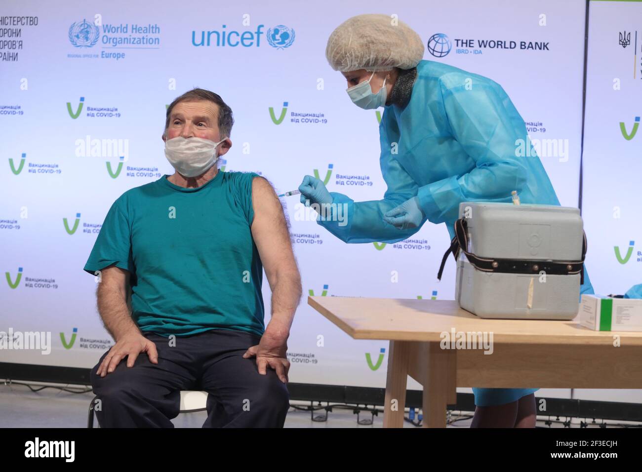 KIEW, UKRAINE - 16. MÄRZ 2021 - EIN Mitarbeiter im Gesundheitswesen gibt eine Injektion des Coronavirus-Impfstoffs an ein Mitglied der jüdischen Gemeinde Chabad-Lubavitch Stockfoto